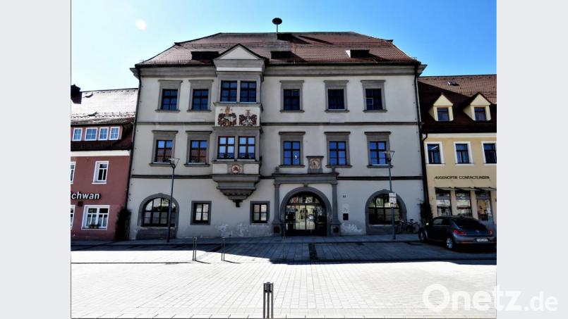 Keiner parkt vor dem Rathaus. Ein seltenes Bild, das seit der Ausgangsbeschränkungen in Tirschenreuth aber langsam zum Alltag wird. Bild: ubb