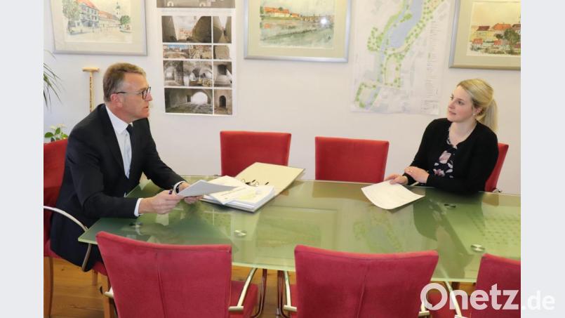 Immer auf gebührenden Abstand trifft sich Bürgermeister Franz Stahl für ein Amtsgespräch mit Rebecca Müller, der stellvertretenden. Leiterin der Hauptverwaltung. Am großen Besuchertisch in Stahls Büro kann man sich gut auseinanderrücken. Bild: ubb