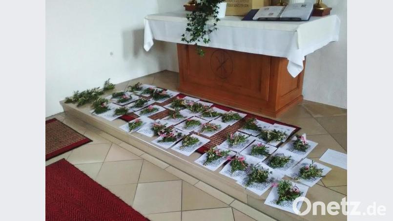 Die KAB und das Personal des Kinderhauses Don Bosco haben am Seitenalter für jedes ihrer Schützlinge, die derzeit nicht kommen dürfen, ein Palmsträußchen, ein Ausmalblatt und andere Bastelsachen bereitgelegt, das sie bei einem Besuch mitnehmen dürfen. Bild: ld