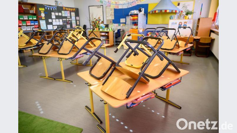 Stühle stehen in einer Grundschule nach Ende der letzten Unterrichtsstunde auf den Tischen. Bild: Sebastian Gollnow/dpa