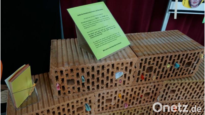Eine kleine Klagemauer als außergewöhnliche Gebetsform in außergewöhnlichen Zeiten wurde jeweils in den Stadtpfarrkirchen St. Vitus und St. Margareta für die Gläubigen errichtet. Bild: ads