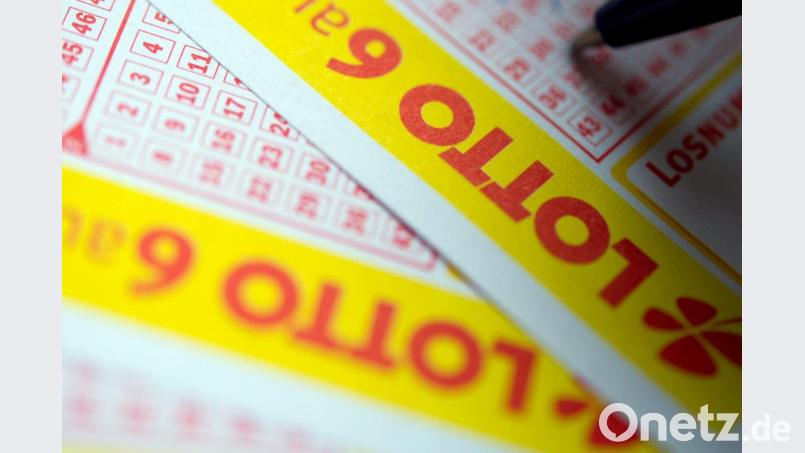 Ein Mann füllt einen Lottoschein aus. Foto: Inga Kjer/dpa/Illustration Bild: Inga Kjer