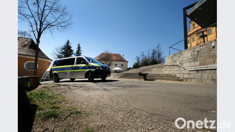 Die Polizei achtet auch während der Woche auf dem Lieblingsberg der Amberger auf die Einhaltung der Ausgangsbeschränkungen. Gerade an sonnigen Tagen sind hier teilweise sehr viele Spaziergänger unterwegs. Bild: Stephan Huber