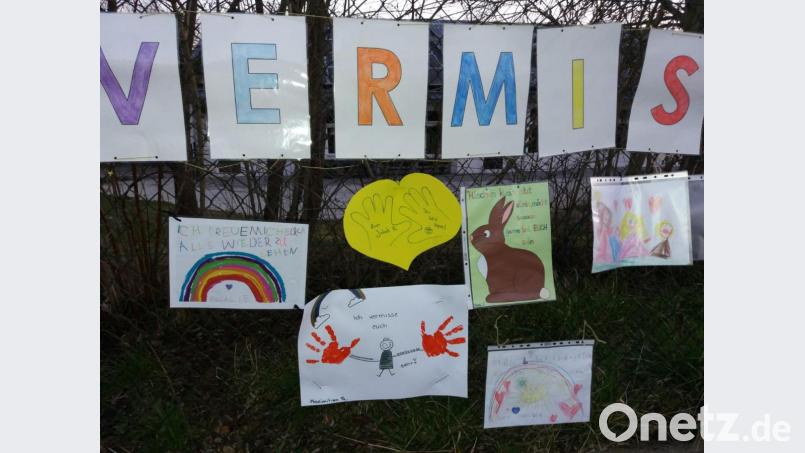 Den Schriftzug "Wir vermissen euch" ergänzten die Kinderhaus-Kinder ihrerseits mit Bildern, die sie übers Wochenende gemalt hatten. Bild: exb