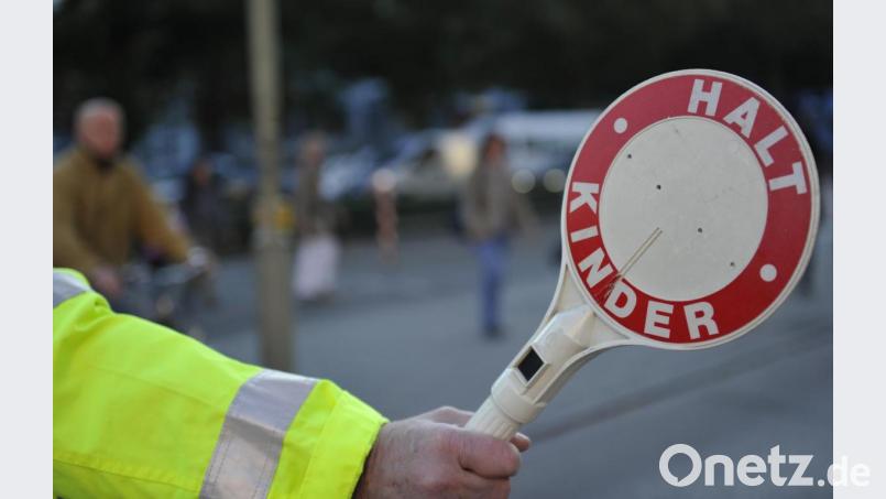 Engagierte Schülerlotsen in Aktion. 33 neue Lotsen bildet die Kreisverkehrswacht Neustadt im vergangenen Jahr aus. Symbolbild: Marc Müller/dpa