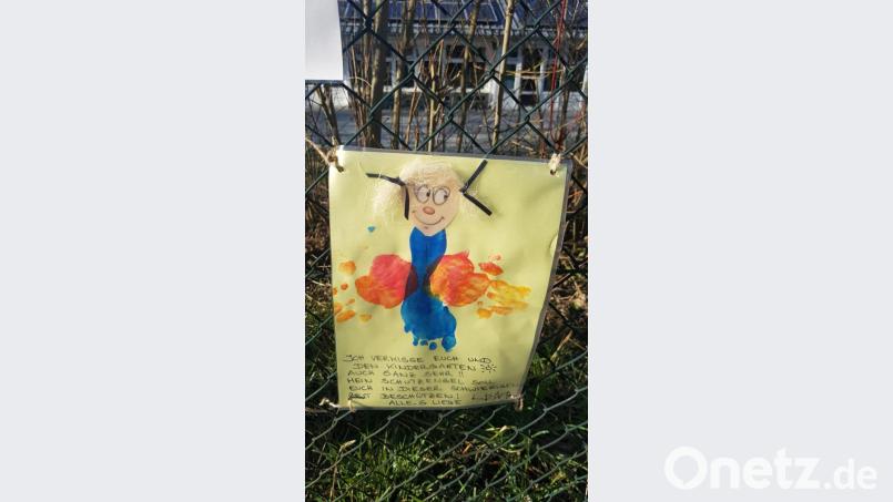 Den Schriftzug "Wir vermissen euch" ergänzten die Kinderhaus-Kinder ihrerseits mit Bildern, die sie übers Wochenende gemalt hatten. . Bild: exb