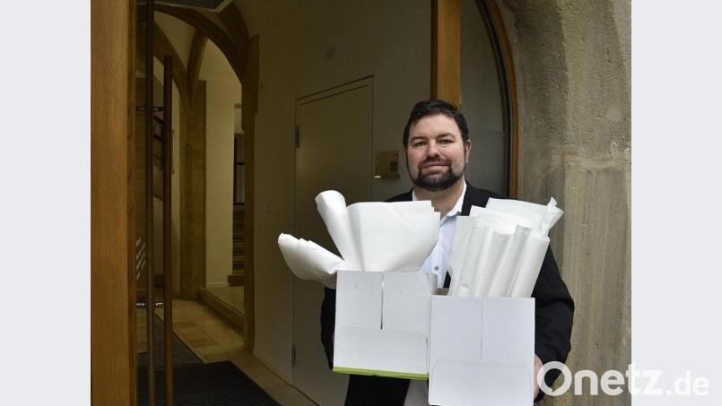 Michael Lehner von der Aktionsgruppe „Auerbach hilft“ nimmt die erste Charge von Stoff für Behelfsmasken entgegen. Bild: sck