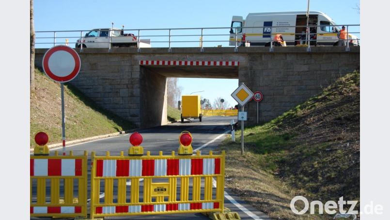 Die Brücke bei Kirchendemenreuth wird saniert. Der Verkehr auf der B 22 wird per Ampel geregelt. Bild: sm