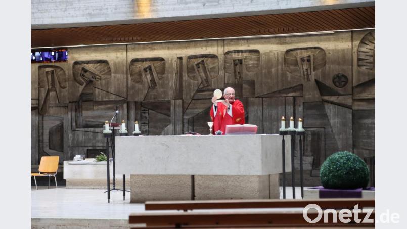 Sonst schaut Pfarrer Alois Berzl in St. Michael am Palmsonntag auf gut gefüllte Kirchenbänke. In Zeiten der Coronakrise feiert er den Gottesdienst ohne Ministranten und Gläubige. Bild: ads