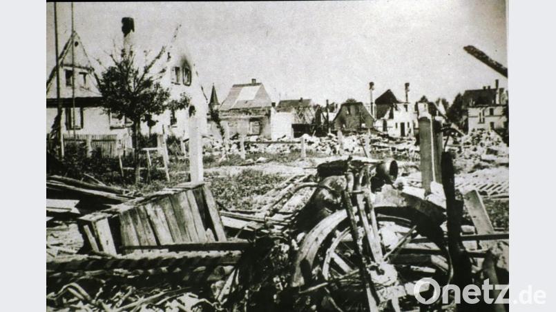 Ruinen und Trümmer beim Blick über die Schönwerthstraße. Zwischen den Giebeln der linken Häuser ist der Kirchturm der alten Pfarrkirche zu erkennen. In der Mitte des Trümmerfelds lag das Horschelt-Haus, in dessen Keller eine ganze Familie ums Leben kam. Repro: mor
