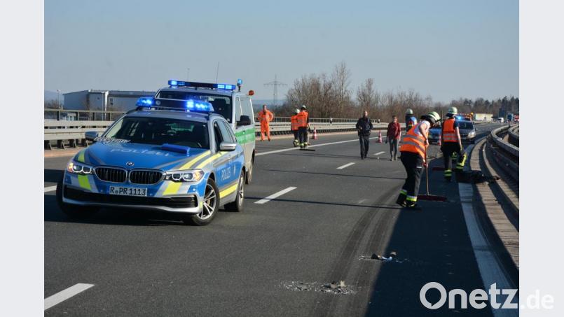 Die A93 war während der Unfallaufnahme komplett gesperrt. Bild: jr