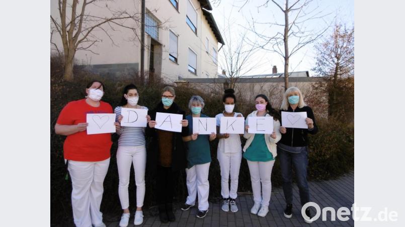 Mitarbeiter der Dr.-Stephan-Kastenbauer-Hauses und der Bühler Höhe danken für die Spende von Gesichtsmasken. Bild: exb