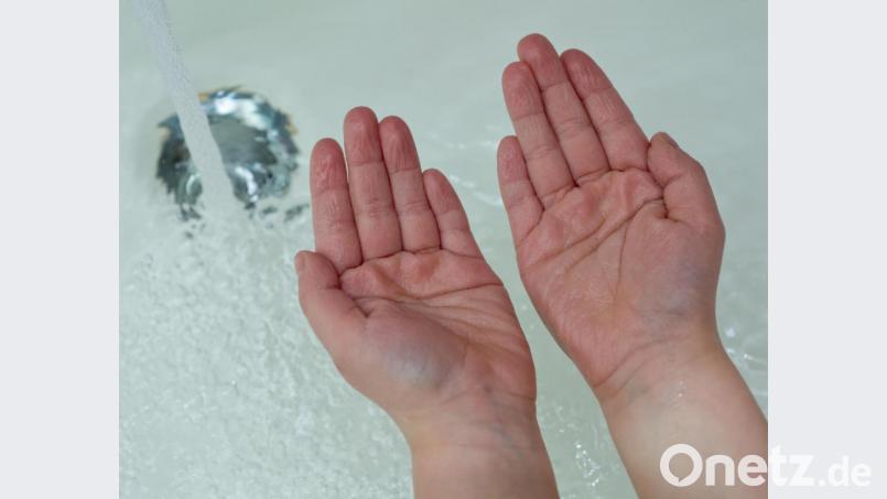 Nicht vergessen: Hände gründlich waschen. Kinder haben da einen besonderen Trick. Symbolbild:  Patrick Pleul/dpa