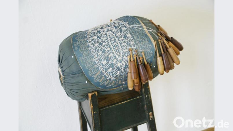 Mit Garn und Nadeln und den Holzklöppeln arbeiten die Buben und Mädchen an solch einem Klöppelsack. Bild: mmj