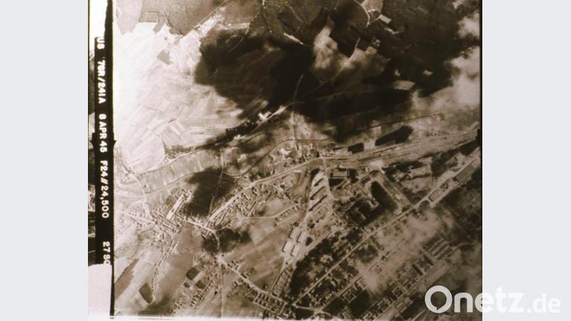 In den Morgenstunden des 8. April 1945 hielten Aufklärungsflugzeuge das Ziel der „Festung Grafenwöhr“ im Bild fest. In der linken Bildhälfte ist der Marktplatz zu erkennen, sichtbar sind auch die Bombentrichter des Angriffs vom 5. April. Repro: mor