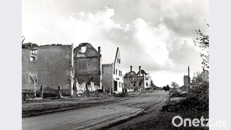 Zerstörte Häuser in der Alten Amberger Straße, wie die Metzgerei Rauh und Bäckerei Bauer. Rechts im Hintergrund der Wasserturm. Er war damals mit einer Tarnfarbe gestrichen. Repro: mor