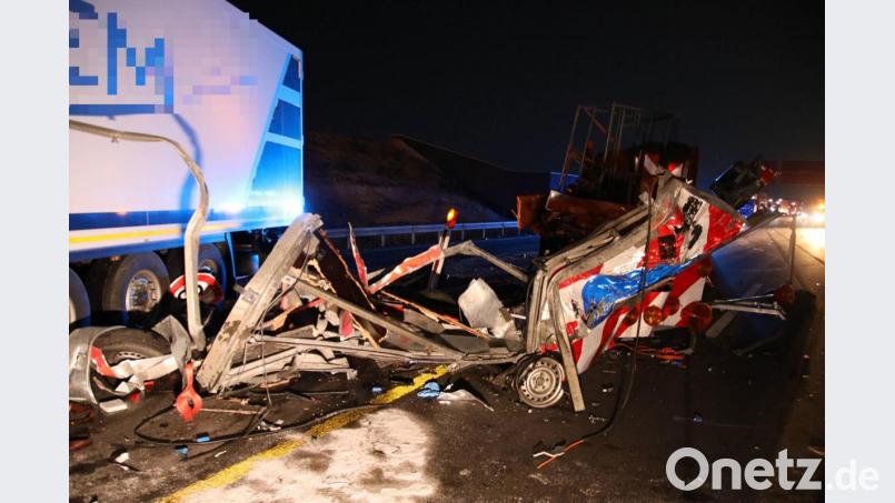 Auf der A3 bei Neutraubling ist ein Lkw in einen Sicherungsanhänger gekracht. Bild: Alexander Auer