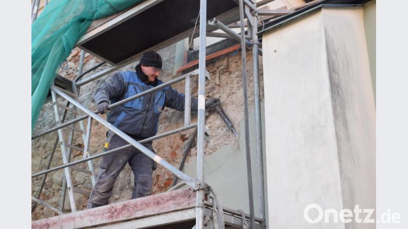 Thomas Sallacher befreit das Gebäude vom alten Putz. Bild: szl