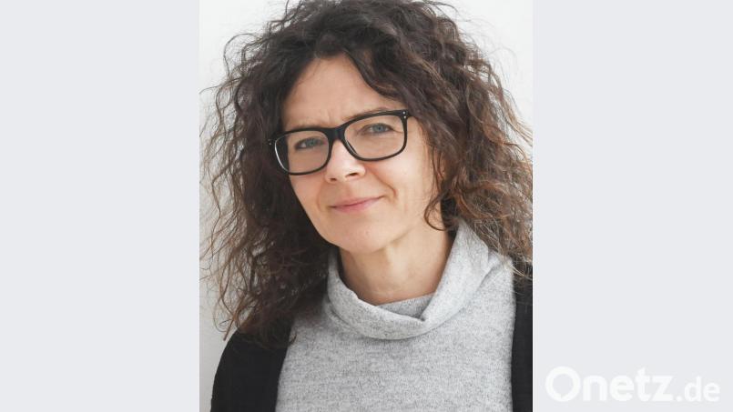 Ausmisten muss sein, doch manches kann man einfach nicht wegwerfen. Michaela Lowak stößt beim Stöbern im Keller auf Plastiktüten aus den 70er und 80er Jahren. Bild: Lowak
