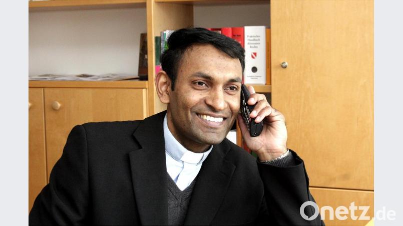 Pfarrer Jaison Thomas ist telefonisch für alle Gläubigen zu erreichen. Bild: zer