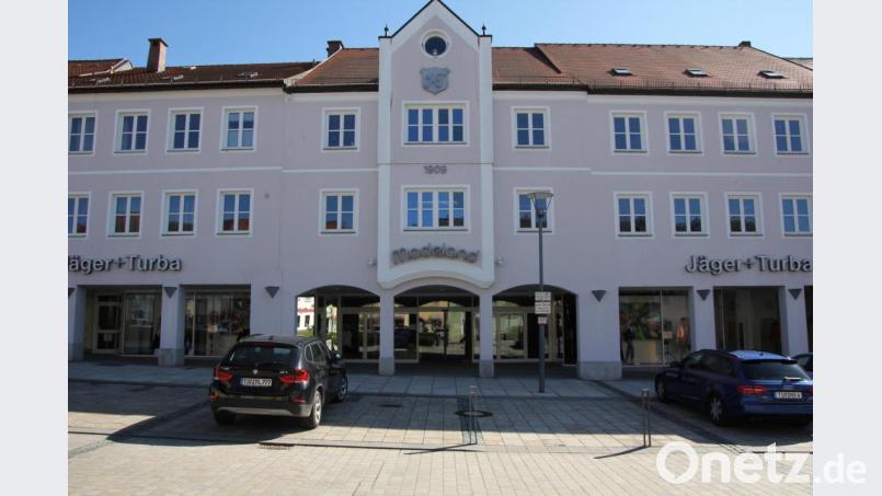 Das Modehaus Jäger &amp; Turba in Tirschenreuth hofft auf die treue Kundschaft, die nach der Krise wieder ihre Einkäufe vor Ort erledigen wird. Bild: kro