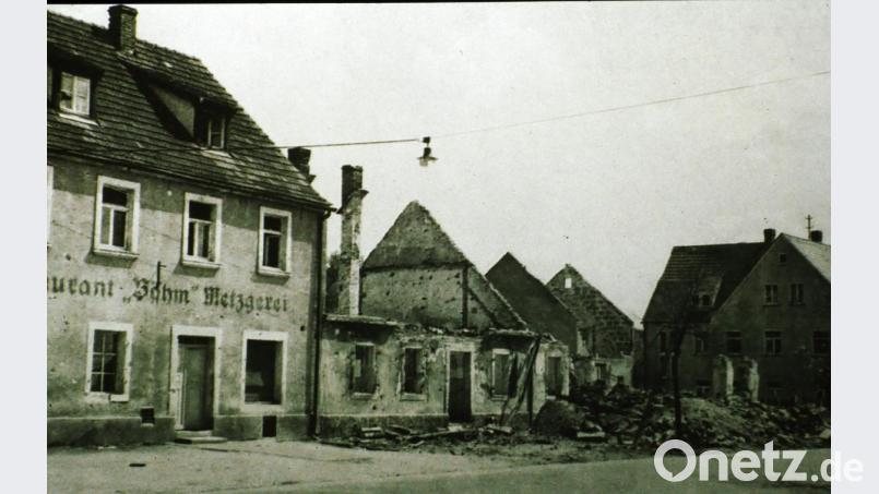 Schwere Zerstörungen gab es beim Angriff am Weißen Sonntag in der Neuen Amberger Straße. Rechts neben dem Hotel Böhm standen nur noch die Grundmauern des Gebäudes. Es ist das Elternhaus von Weihbischof Reinhard Pappenberger. Repro: mor