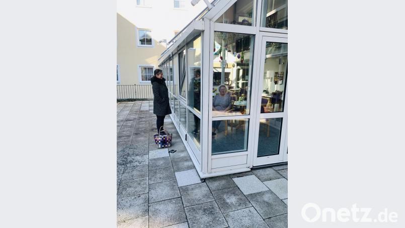Im Caritas Alten- und Pflegeheim St. Josef in Pressath lassen Bewohner und Angehörige den Kontakt nicht abreißen. Über ein gekipptes Fenster können die Besucher direkt mit den Senioren reden – ohne Ansteckungsgefahr. Bild: exb/Christian Fuchs