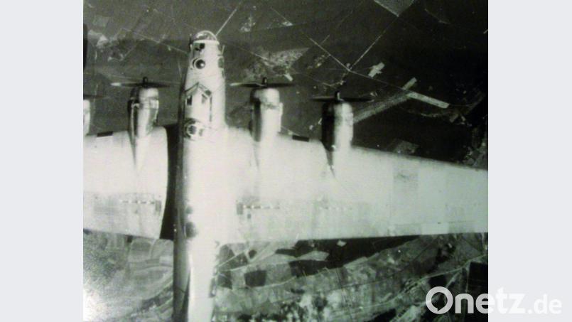 Ein B17-Bomber direkt beim Angriff am 8. April 1945. Unten rechts sind die Klärteiche am Geismannskeller zu erkennen. Repro: mor