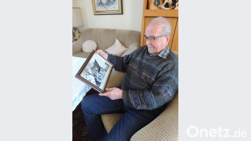 Mit dem Bild seines Elternhauses in den Händen erzählt Engelbert Reiter vom Bombardement auf die Stadt. Der 91-Jährige, der Schwiegervater unseres freien Mitarbeiters, kann sich noch genau an den April vor 75 Jahren erinnern. Bild: mor