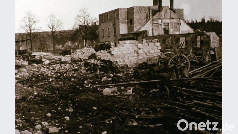 Das Anwesen und die Schreinerei Kraus, heute Hotel-Pension Rattunde, brannten total nieder. Gegenüber steht das Elternhaus von Engelbert Reiter. In dem umgebauten Wohn- und Geschäftshaus sind heute eine Versicherung und ein Autohändler. Repro: mor