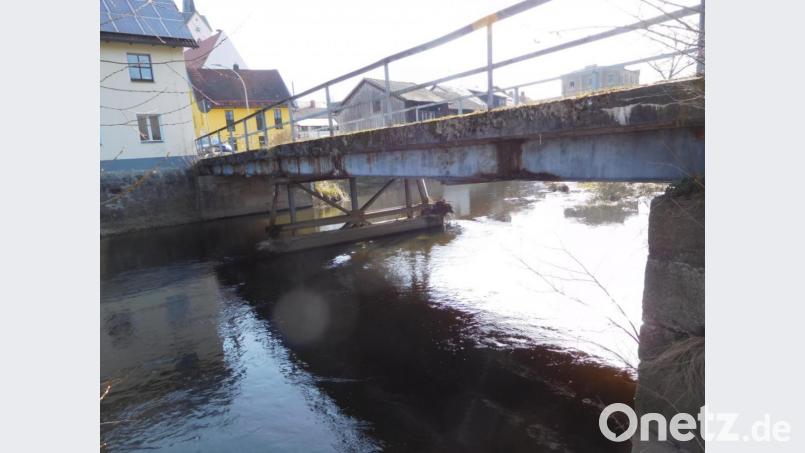 Dieses Foto verdeutlicht den schlechten Zustand der Fußgängerbrücke in Schwarzhofen. Bild: Franz Eckl/exb