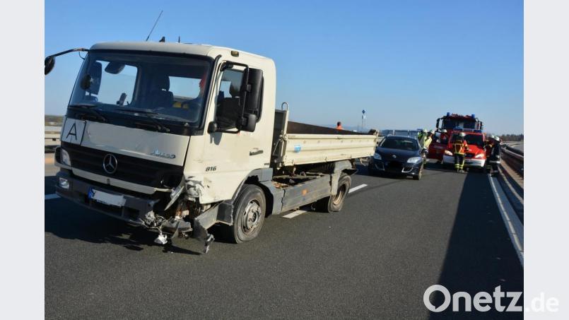 Der verunfallte Klein-LKW eines Wunsiedler Bauunternehmens. Bild: jr