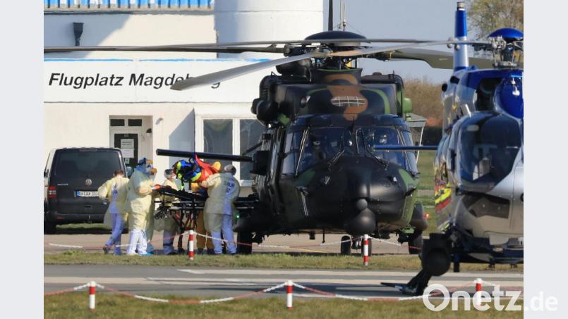 Hubschrauber der französischen Luftwaffe stehen auf dem Flugplatz Magdeburg und übergeben Ärzten Corona Patienten aus Frankreich, die im Uniklinikum behandelt werden. Bild: Peter Gercke/dpa
