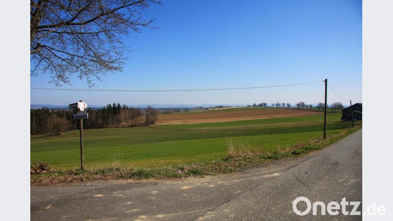 Nachdem auch die Forderungen der Fuchsmühler Markträte eingearbeitet wurden, kann die Freiflächen-Photovoltaikanlage auf dem Areal (vorne) bei Fürstenhof (Gemeinde Fuchsmühl) auf den Weg gebracht werden. Bild: wro