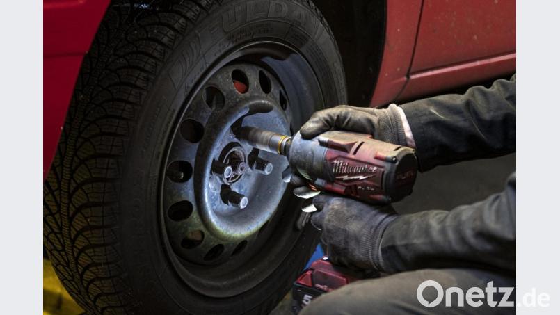 In manchen Bundesländern ist es derzeit gar nicht erlaubt, wegen eines Reifenwechsels in die Autowerkstatt zu fahren. Bild: Fabian Sommer/dpa