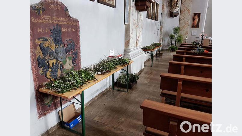 Palmbüschel konnten in den Kirchen gegen eine Spende abgeholt werden. Bild: gi