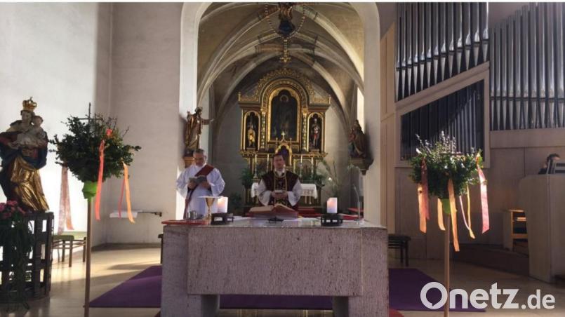 Bereits am Palmsonntag konnten einige ausgesuchte Personen den Gottesdienst der von Pfarrvikar ChristianPreitschaft (Mitte) und Diakon Georg Lindner (links) gefeiert wurde via Livestream miterleben. Bild: swo