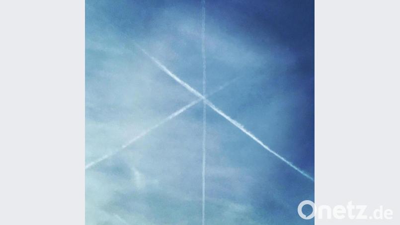 Reger Flugverkehr am Oberpfälzer Himmel. So sah es vor der Coronakrise aus. Derzeit trübt kaum ein Abgasstrahl den Blick in die Atmosphäre. Bild: za