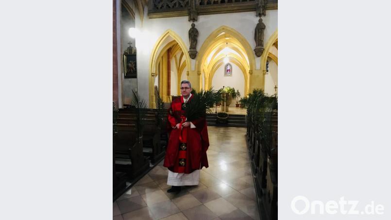 Es sei ein mehr als merkwürdiges Gefühl, bei der Palmprozession ganz allein unterwegs zu sein vom Westchor - dort hatte die Segnung der Palmzweige stattgefunden, durch den Mittelgang bis zum Altar – so Pfarrer Lorenz. Bild: bph
