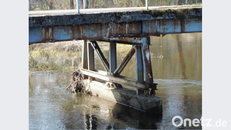 Dieses Foto verdeutlicht den schlechten Zustand der Fußgängerbrücke in Schwarzhofen. Bild: Franz Eckl/exb