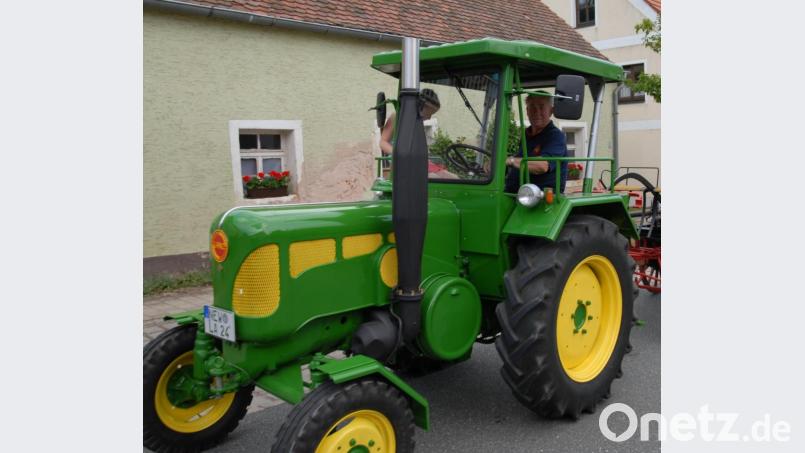 Sepp Kraus mit seinem Lanz beim Festzug zum Feuerwehrfest 2008. Der beliebte Neudorfer ist gestorben. Bild: hme