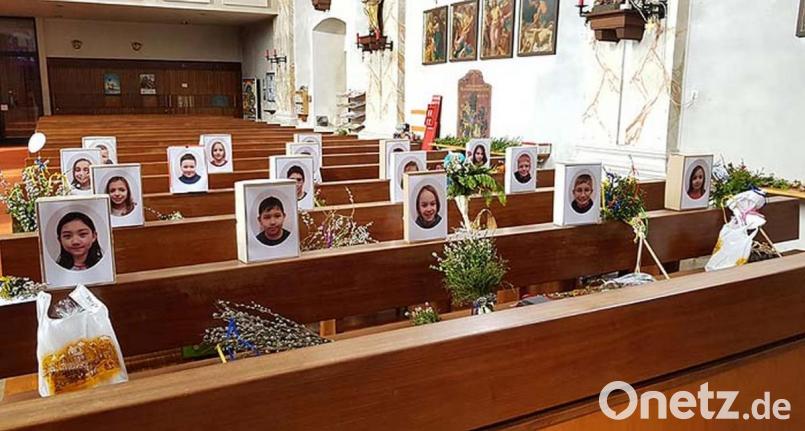 Die Eltern der Kommunionkinder schmückten mit Palmsträußen ihre Bilder, die in der Pfarrkirche aufgestellt sind. Bild: gi