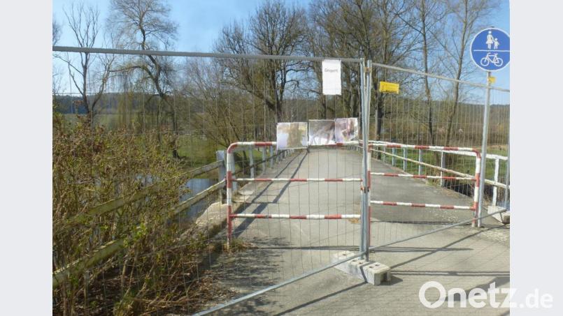 Hier geht&#039;s nicht mehr weiter: Wegen des schlechten baulichen Zustands hat die Marktgemeinde die Sperrung der Schwarzachbrücke angeordnet. Bild: mad