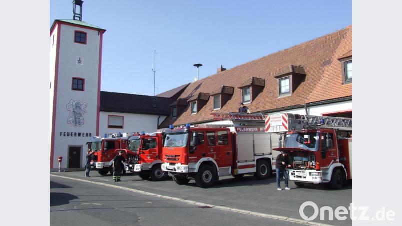 Wegen des Ausfalls von Übungen und anderer regelmäßiger Treffen der Aktiven hat Kommandant Franz Bauernfeind bereits an zwei Samstagen spezielle Fahrzeugchecks durchführen lassen. Jeweils einzeln arbeiteten Kameraden Prüflisten ab und absolvierten Bewegungsfahrten. Bild: Feuerwehr Mitterteich/exb