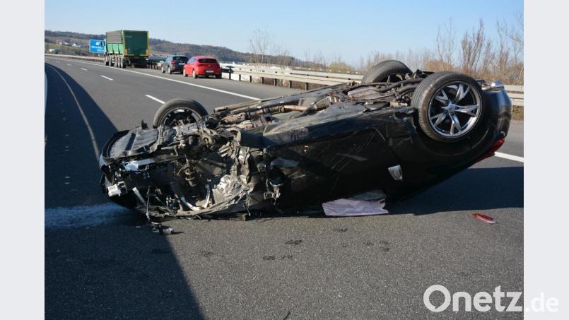 Der Nissan landet auf dem Dach, der Fahrer konnte sich selber noch befreien. Bild: jr