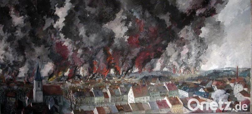 „Grafenwöhr in Flammen“, heißt das Gemälde von Norbert Richter-Scrobinhusen. Der Grafenwöhrer verarbeitete in dem Bild die Erinnerung aus seiner Kindheit
an den 8. April 1945. Das Ölgemälde hängt im Sitzungssaal des Rathauses. Repro: mor