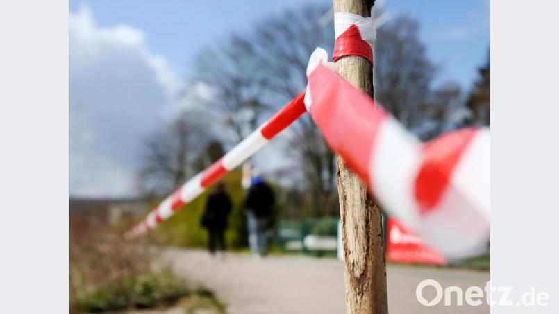 Mit Flatterband sind Teile eines Spazierweges abgesperrt. Trotz Ausflugswetter und den nahenden Ostertagen appellieren Staatsregierung und Polizei: Wenn möglich, bitte zu Hause bleiben. Bild: Roland Weihrauch/dpa