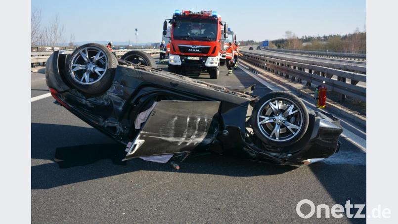 Der Nissan landet auf dem Dach, der Fahrer konnte sich selber noch befreien. Bild: jr