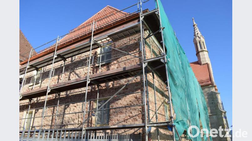 Das Lorettoheim in Erbendorf ist in den letzten Zügen vor der Fertigstellung. Gerade wird der Putz abgeschlagen. Bild: szl