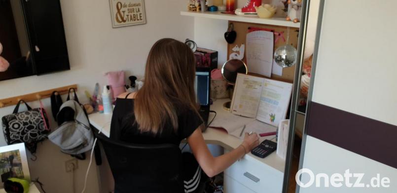 Eine Schülerin der achten Klasse an der Landgraf-Ulrich-Mittelschule in Pfreimd musste wie alle Schüler in Bayern den Unterricht von zu Hause aus bestreiten. Ein PC ist dabei unabdingbar. Bild: exb/Landgraf-Ulrich-Schule
